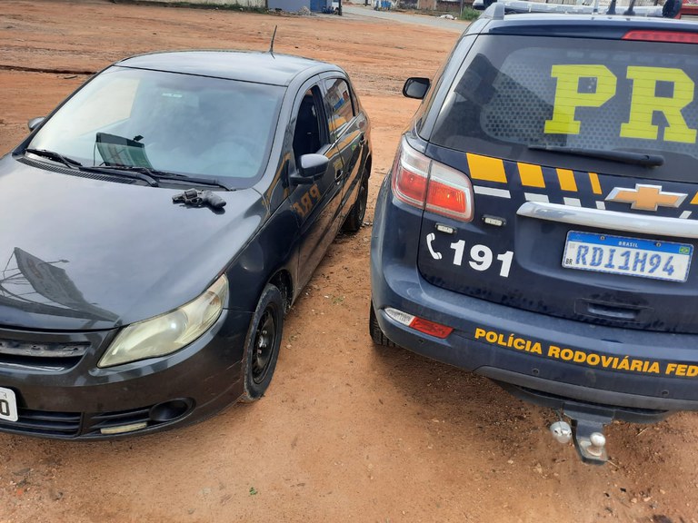 PRF apreende revólver e munições escondidos dentro de carro roubado