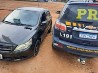 PRF apreende revólver e munições escondidos dentro de carro roubado