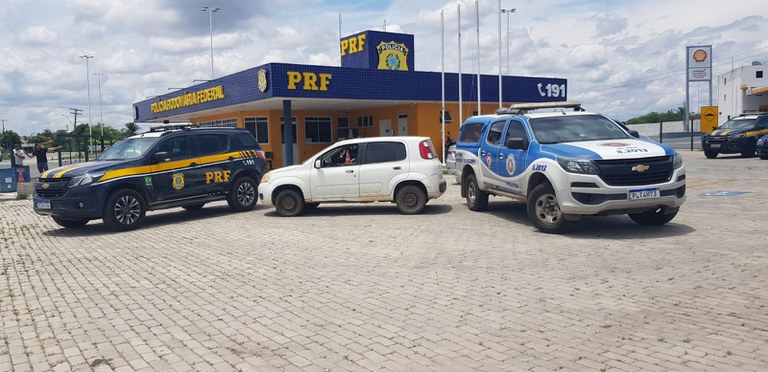 PRF e PMBA recuperam Fiat Uno roubado e prendem motorista por uso de documento falso e receptação