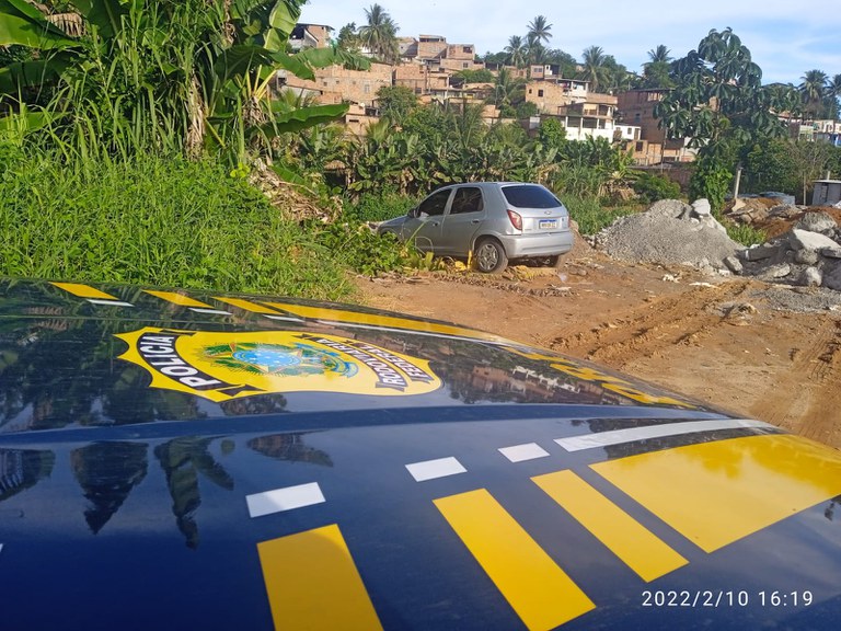PRF recupera na BR 324 veículo tomado de assalto e abandonado à margem da rodovia