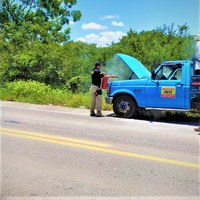 PRFs socorrem motorista e impedem incêndio em caminhão na BR 407