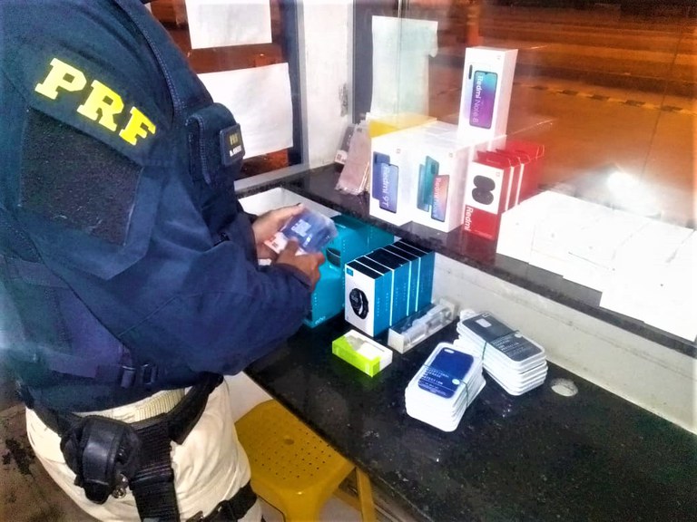 Após abordagem a caminhonete, PRF apreende celulares e eletrônicos sem documentação fiscal na BR 101 em Eunápolis (BA)