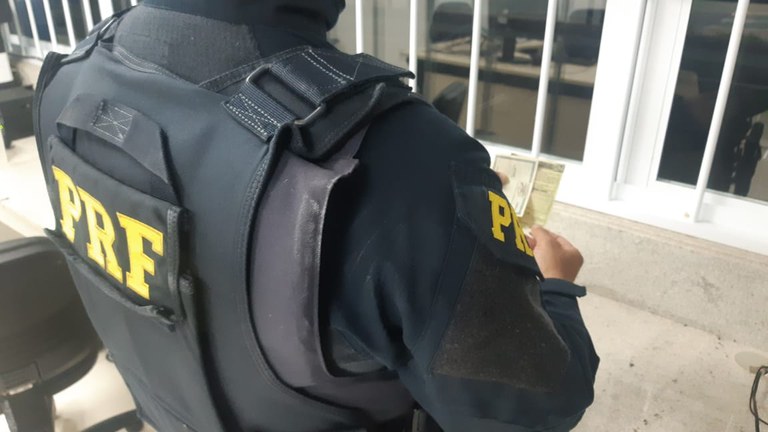 Após apresentarem documentação falsa, passageiros de ônibus são descobertos e presos pela PRF no sudoeste da Bahia