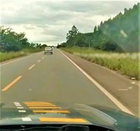 Após cruzar com veículo transitando em zigue-zague, PRF prende condutor totalmente embriagado na BR 101 em Teixeira de Freitas (BA); veja vídeo