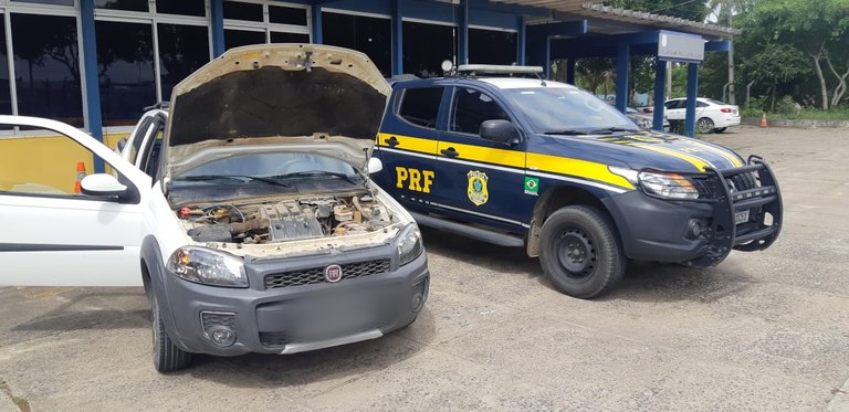 Carro roubado há mais de 3 anos e que circulava clonado é recuperado na BR 101 em Eunápolis (BA)