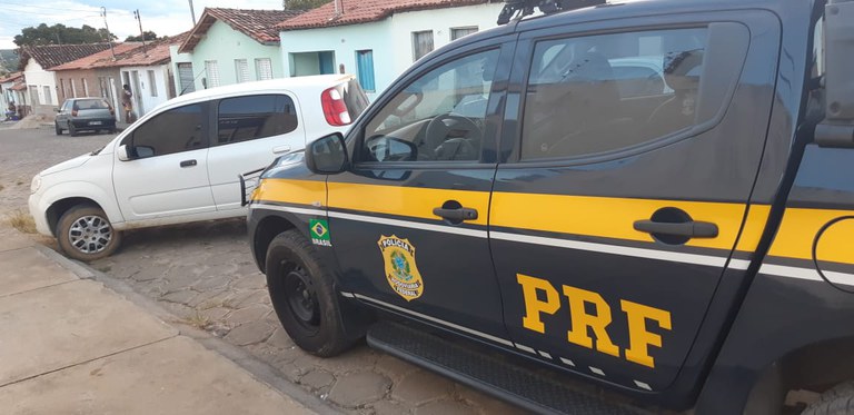 Fiat/Uno adulterado é apreendido pela PRF em Cândido Sales (BA)