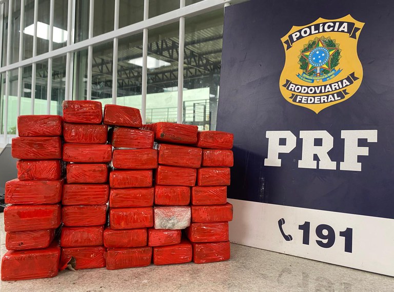 Passageira de ônibus é presa pela PRF no sudoeste da Bahia transportando quase 21kg de maconha para Recife (PE)