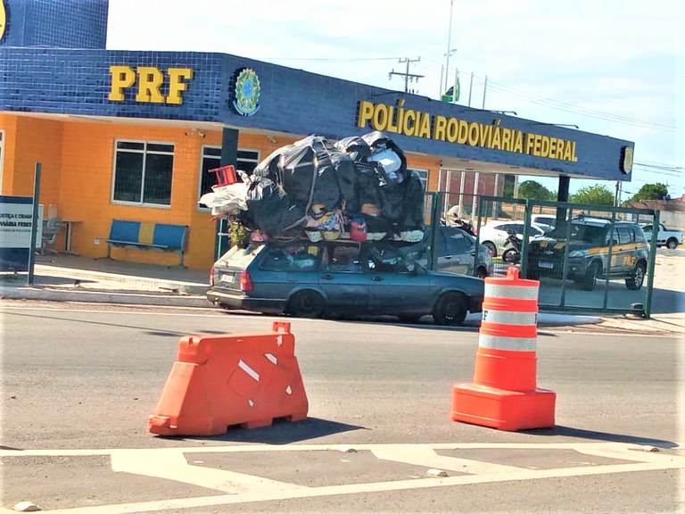 Perigo na estrada: PRF flagra carro transitando na rodovia com mudança no teto e lotação excedente