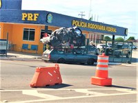 Perigo na estrada: PRF flagra carro transitando na rodovia com mudança no teto e lotação excedente