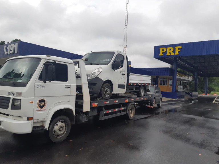 PRF apreende 104 kg de cloridrato de cocaína escondidos em caminhonete sobre um guincho em Vitória da Conquista (BA)