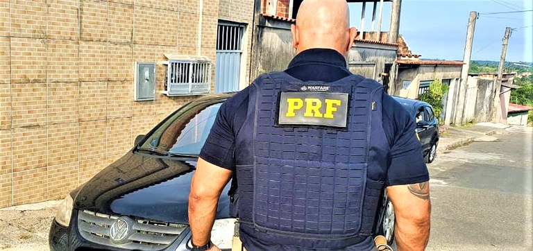 PRF prende falso soldado do Exército com carro roubado na Grande Salvador