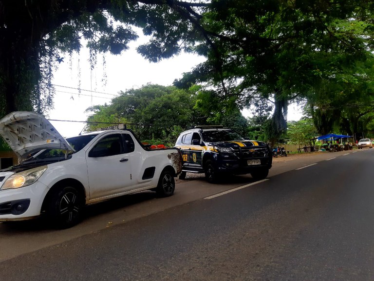 PRF recupera carro roubado e prende motorista por uso de documento falso e receptação