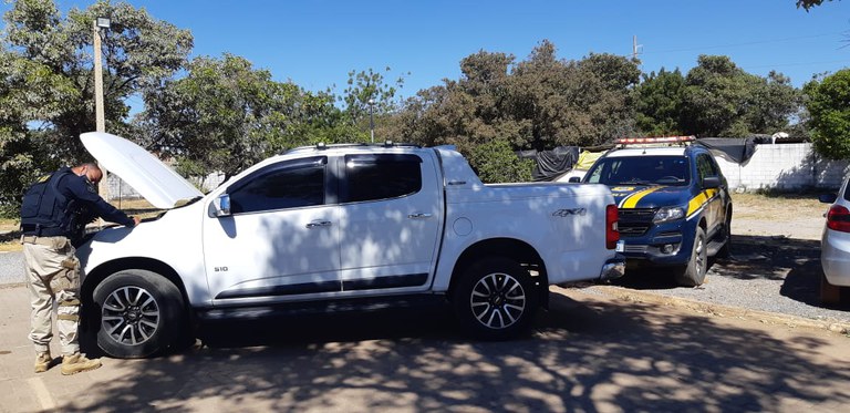 Após ultrapassagem proibida, PRF recupera caminhonete roubada que transitava com placas clonadas no oeste baiano