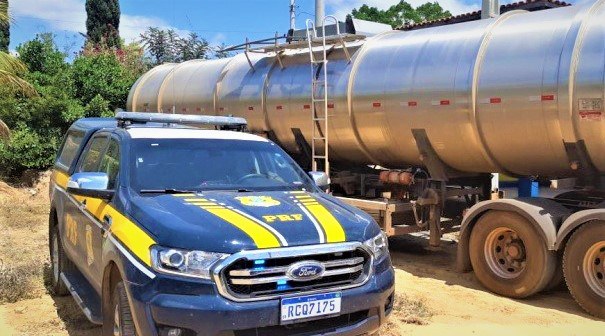 Em Seabra (BA), PRF apreende carreta de combustível com nota fiscal fraudada