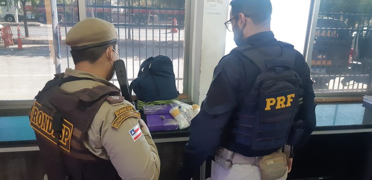 Menor é apreendido após ser flagrado transportando drogas dentro de ônibus