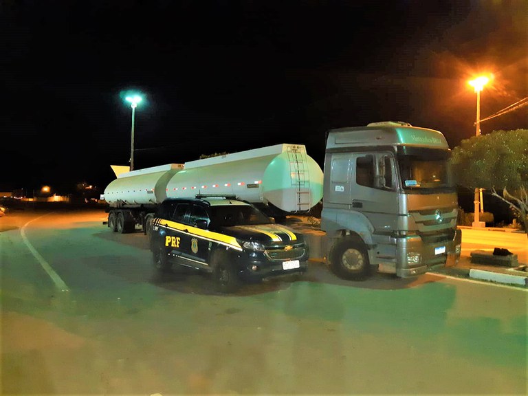 PRF apreende carreta de combustível com nota fiscal fraudada