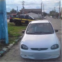 PRF apreende Corsa com elementos de identificação veicular adulterados
