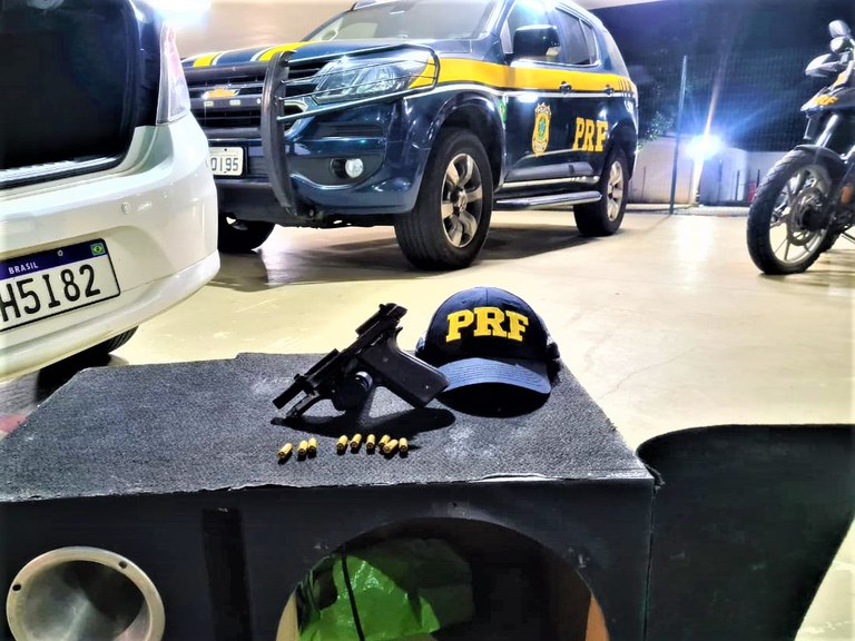 PRF apreende pistola, munições e carregador escondidos dentro de caixa de som na BR 116 em Vitória da Conquista (BA)