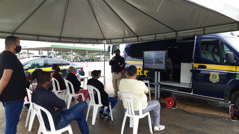 PRF realiza ação educativa do Cinema Rodoviário de norte a sul da Bahia