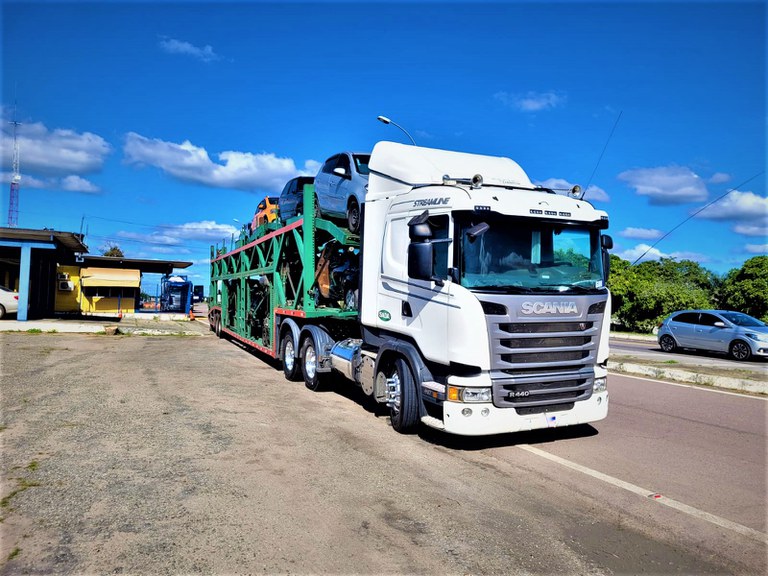 Após abordagem a caminhão cegonha, PRF apreende motocicleta adulterada no compartimento de carga