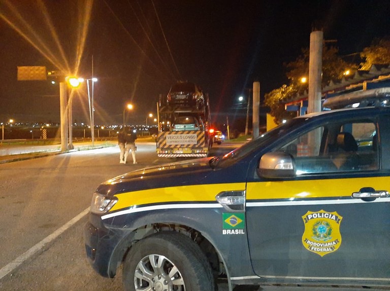 Durante análise minuciosa no Gol, foram encontradas adulterações no automóvel. Após consulta ao sistema de dados, os policiais observaram se tratar na realidade de um carro roubado no mês de março/2022, na cidade de Águas de Lindoia.