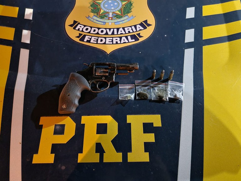 Após abordagem, PRF encontra revólver e munições escondidos em carro na BR 116