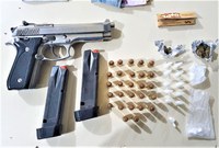 Dupla é presa em flagrante com pistola, munições e drogas no Sul da Bahia