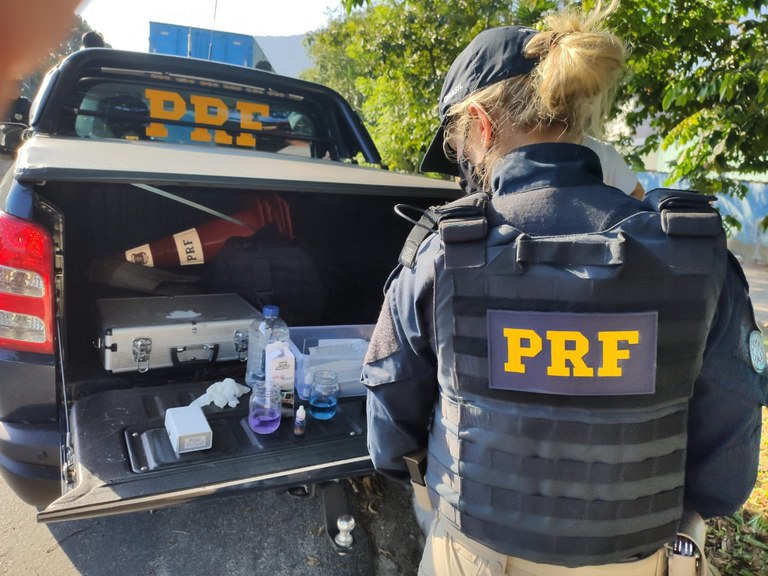 A fiscalização realizada pelos policiais abrange algumas etapas que vão desde a visualização do painel até a retirada de amostra do componente e posterior análise com reagente para detectar a pureza do produto.