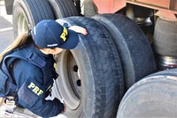 PRF/BA flagra condutor realizando transporte irregular de passageiros em compartimento de carga, em Alagoinhas.