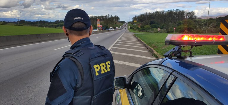 PRF socorre adolescente e promove reencontro com sua família