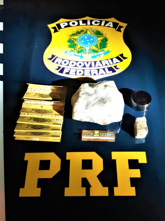 ‘Supermaconha’ é encontrada dentro de bagagem de passageiro durante abordagem a ônibus na BR 116 em Feira de Santana (BA); veja vídeo