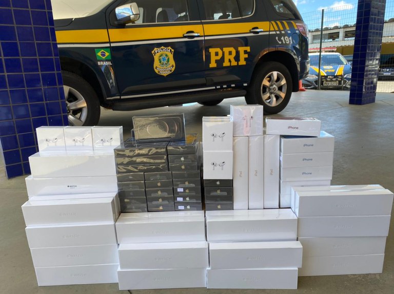 Após abordagem a ônibus, PRF apreende celulares e eletrônicos avaliados em 620.000 reais na BR 116 em Vitória da Conquista (BA)