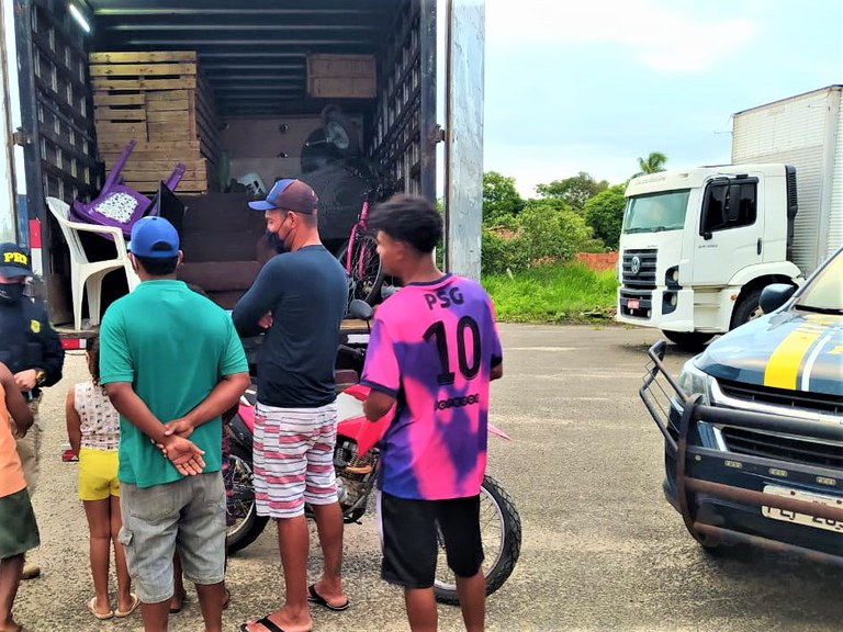 Após abordagem, PRF flagra condutor realizando transporte irregular de passageiros em compartimento de carga