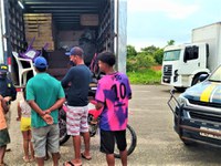 Após abordagem, PRF flagra condutor realizando transporte irregular de passageiros em compartimento de carga