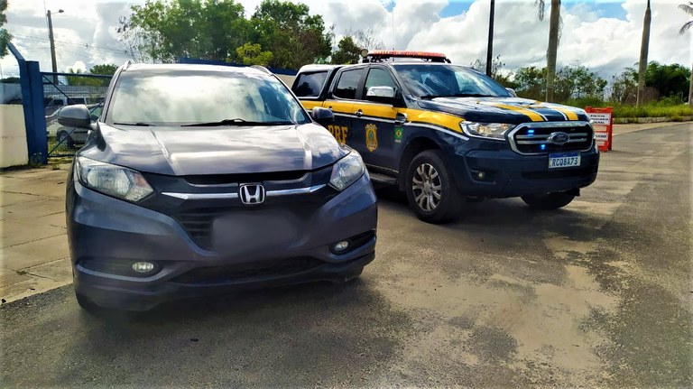 Após ser flagrado sem cinto de segurança, PRF descobre que motorista transitava com carro clonado