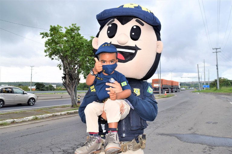 Camaradinha Rodoviário faz a alegria de admirador-mirim durante visita a posto policial em Feira de Santana (BA)