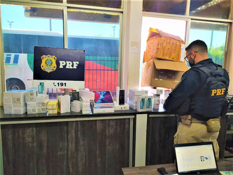 PRF apreende carga de celulares e eletrônicos avaliada em R$ 150 mil em trecho baiano da BR 242