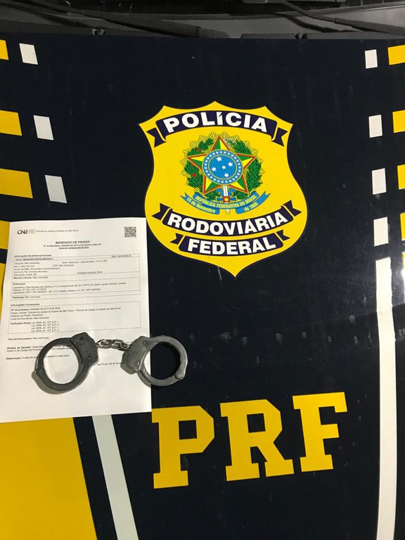 PRF cumpre mandado de prisão e prende passageiro de caminhão na BR 110
