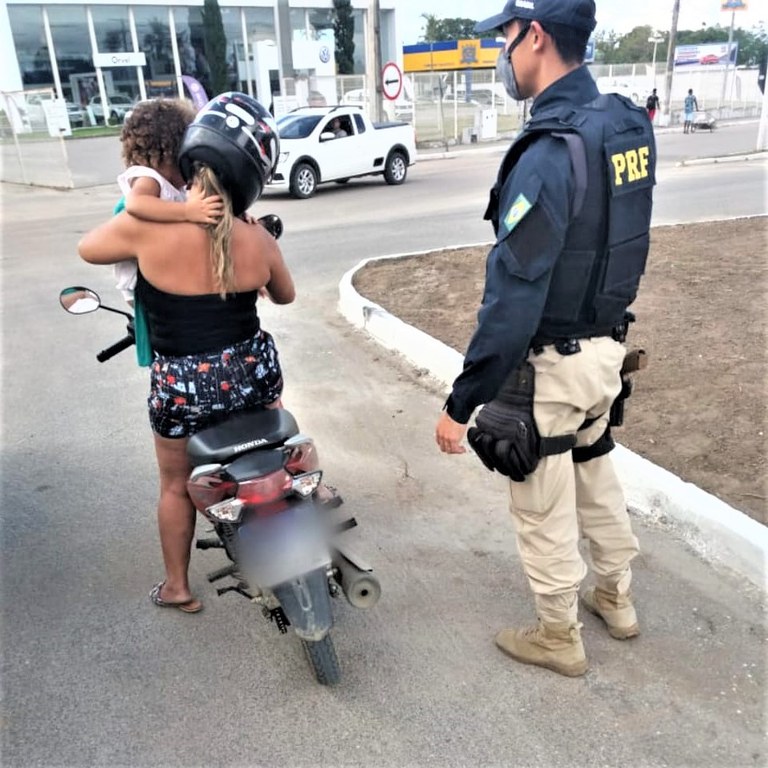 PRF flagra avó inabilitada transportando criança de 2 anos em motoneta na BR 367