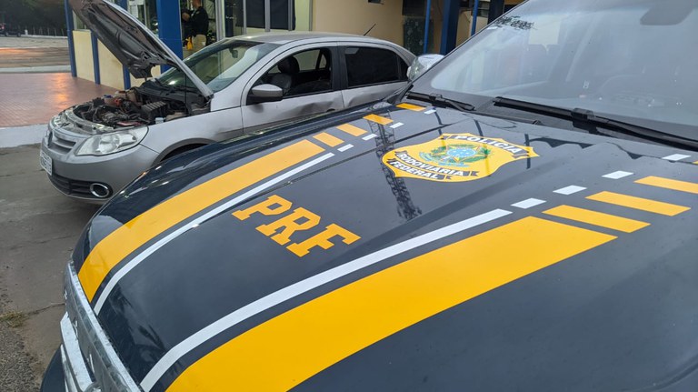 PRF prende mulher inabilitada transitando com carro roubado em Teixeira de Freitas (BA)