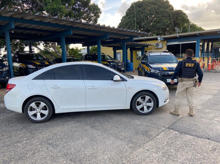 PRF recupera veículo roubado no Espírito Santo que estava circulando clonado na Bahia