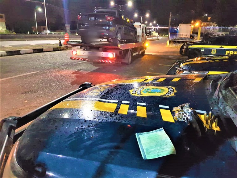 Revólver, munições e veículo roubado são apreendidos pela PRF em Simões Filho (BA)