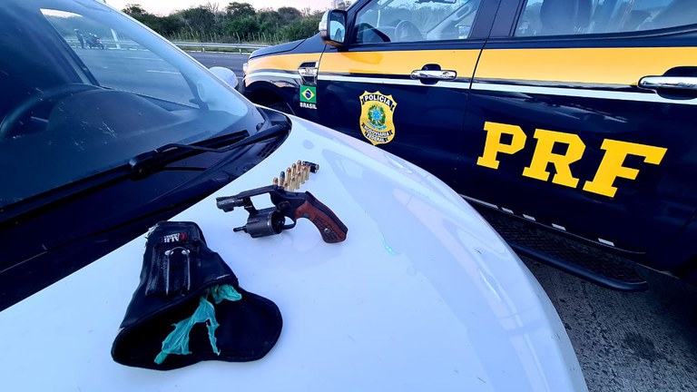 Trio é preso em flagrante com arma, munições e droga na BR 116