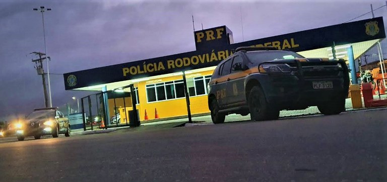 PRF realiza prisão por receptação de veículo roubado e apreende carga de cerveja com nota fiscal fraudada