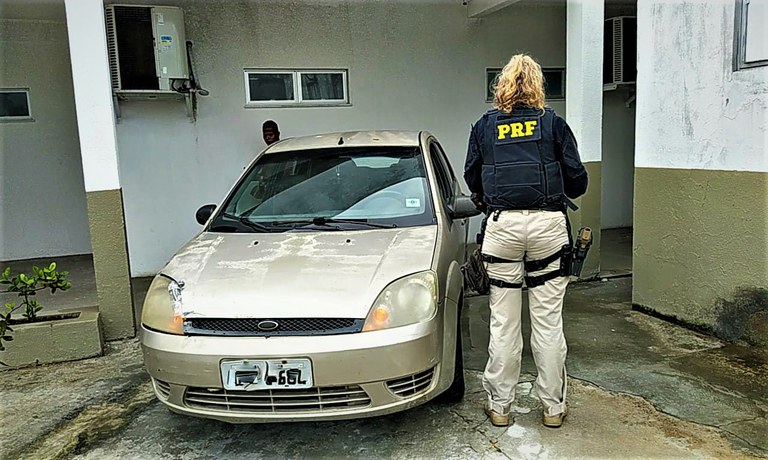 Policiais Rodoviários Federais fazem parto dentro de veículo em frente ao posto da PRF em Simões Filho (BA)