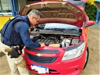 PRF recupera veículo roubado que estava circulando clonado na BR 116 em Feira de Santana (BA)