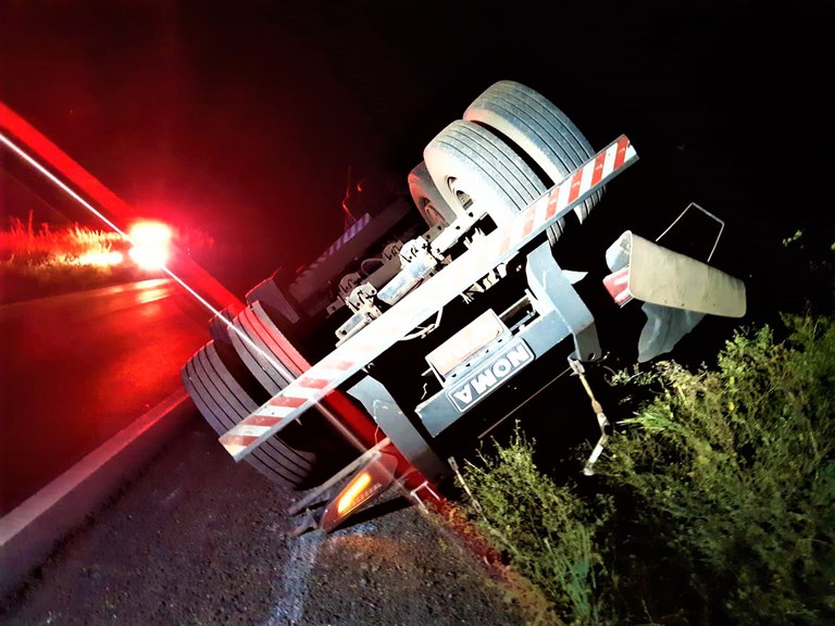 Caminhoneiro bêbado é flagrado arrastando semirreboque tombado pela rodovia