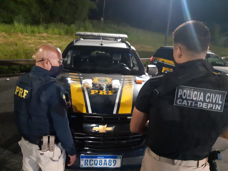 Em Operação Conjunta, PRF e PCBA apreendem maconha e cocaína em praça do pedágio na BR 324