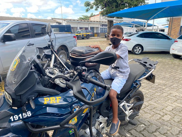 Mais um sonho realizado: Tio faz pedido especial e fã mirim de Salvador (BA) conhece as dependências da PRF