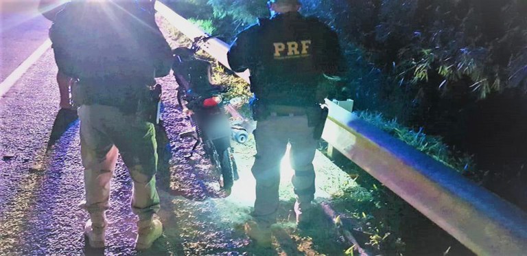 Motocicleta é recuperada pela PRF logo após o cometimento do crime em Salvador (BA)